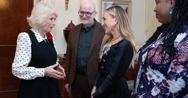 Sarah Jessica Parker eclipsa a Camila con su estilo antirreal