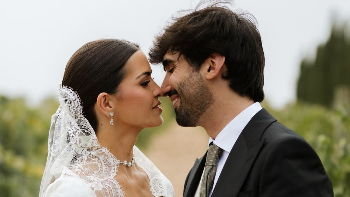 María González y Félix Bautista: una boda entre viñedos que reivindica la España vaciada