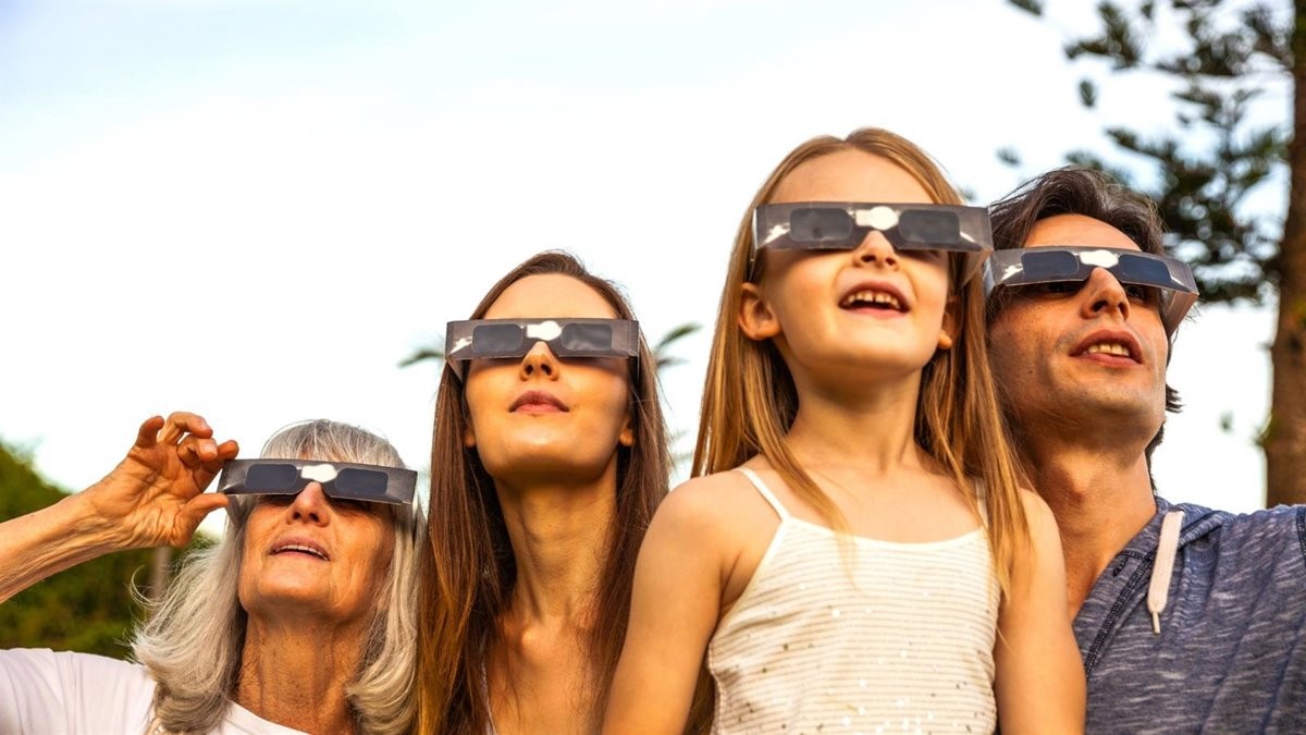 El eclipse solar del 12 de agosto: un visor web te ayuda a encontrar el mejor sitio para verlo en Madrid sin que te lo tape un edificio