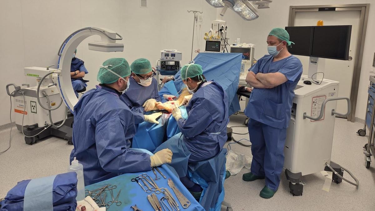 Un hospital valenciano devuelve la sonrisa a un paciente libio con una operación de pie zambo que en España ya ni se ve