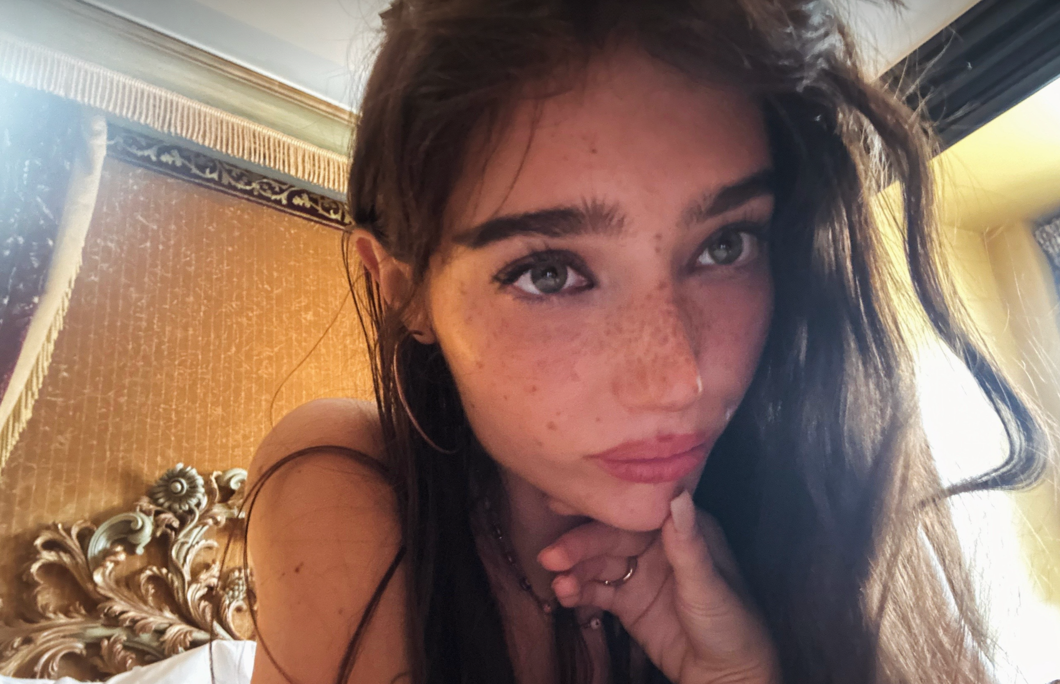 Olivia Cotter y Mingus Reedus: la niñera de triple vida
